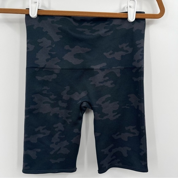 Spanx Look At Me Now Bike Short Black Camo Medium LIKE NEW! - Picture 6 of 9